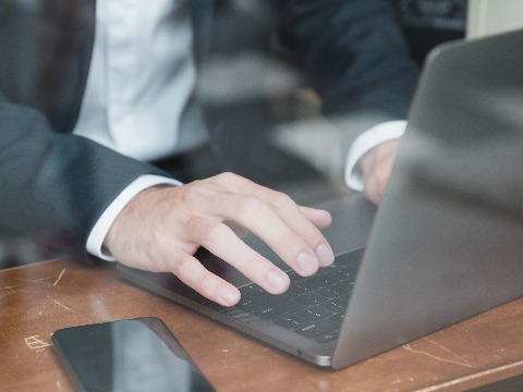 Користите погодности е-сервиса Пореске управе: За еУверење се не чека у реду, оно штеди време и буџет 